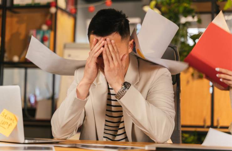 Un uomo stressato dal troppo lavoro