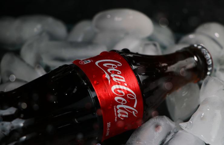 Una bottiglia di vetro di Coca Cola (Foto Canva - Inran.it 13122022)