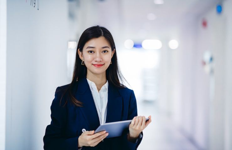 Una donna al lavoro in ufficio