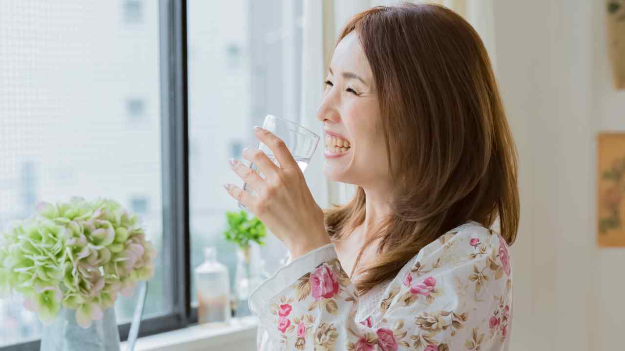 perché bere acqua al mattino benefici effetti
