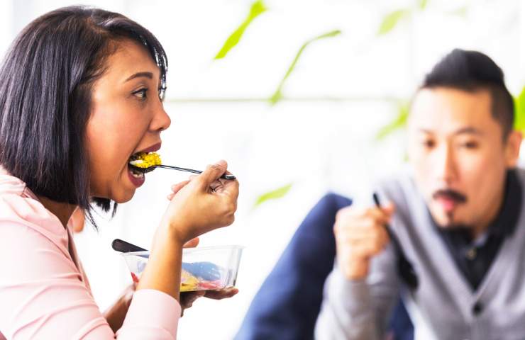Una donna mentre mangia compulsivamente