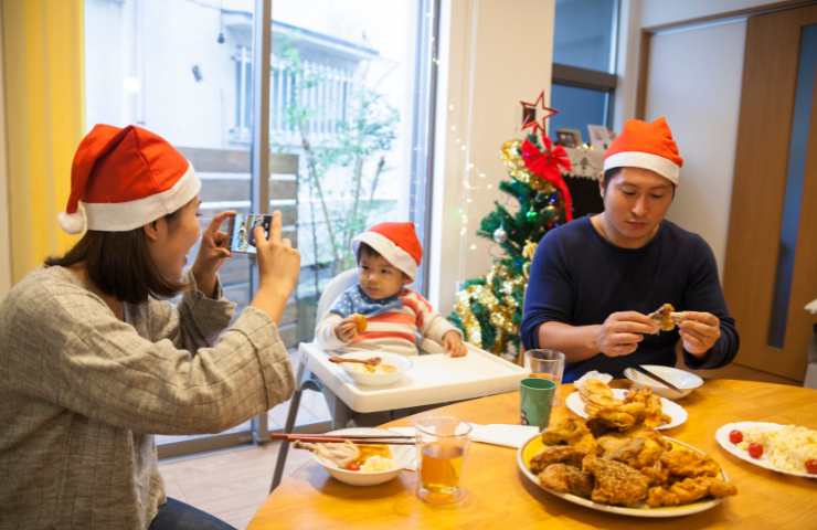Una famiglia mentre pranza a Natale