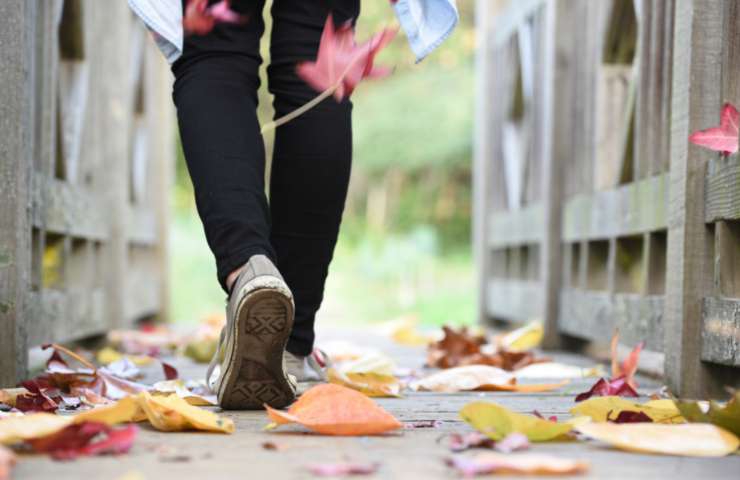 Una persona intenta a camminare