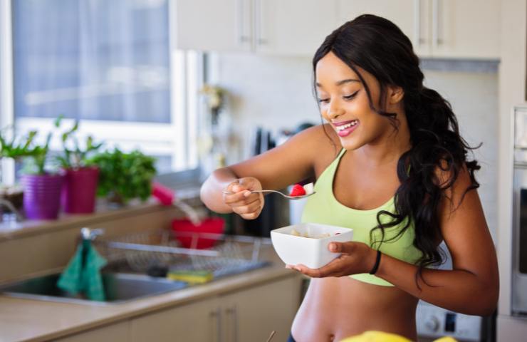 Una ragazza che mangia uno yogurt