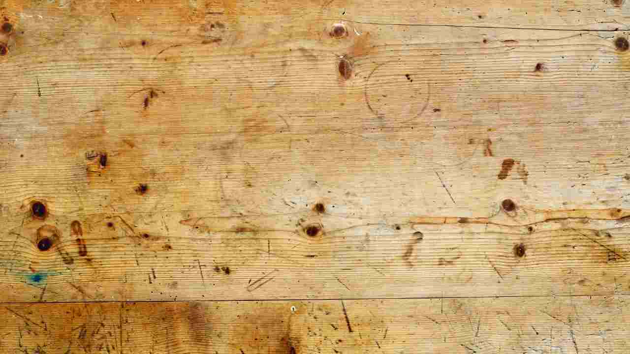 graffi sui mobili di legno come rimediare sistemare