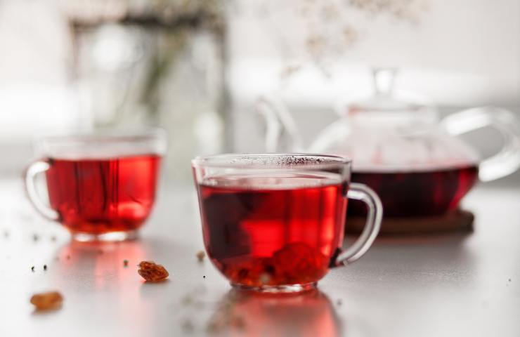 Una tazza di tè all'ibisco