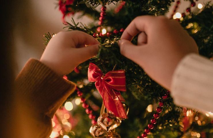 mettere luci sull'albero di natale