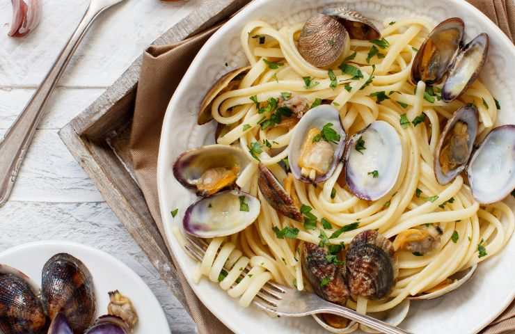 togliere sabbia nelle vongole