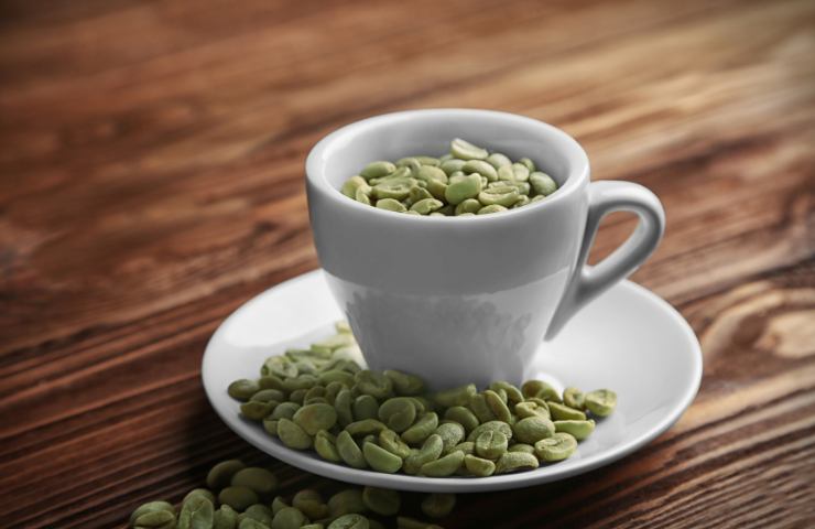 Alcuni chicchi di caffè verde in una tazzina