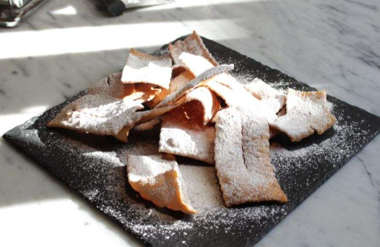 preparazione cenci dolci Carnevale