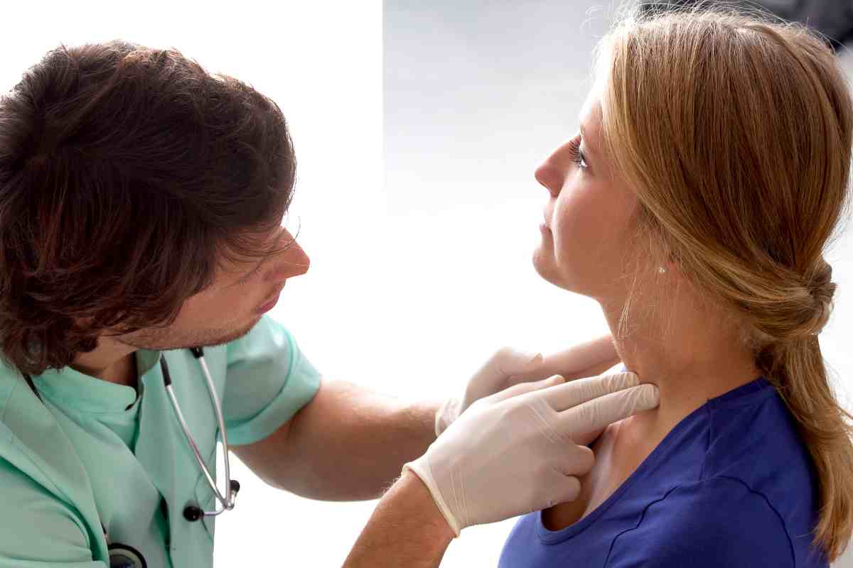 medico controlla i linfonodi del collo