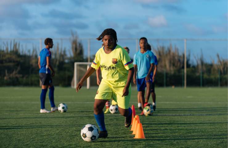 Dei ragazzi che si allenano a calcio