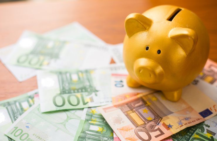 Dei soldi in euro ed un salvadanaio (Foto Canva - Inran.it 01012023)