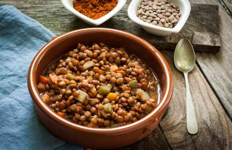 Delle lenticchie cotte in una terrina