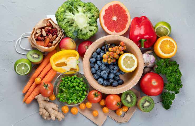 Diversi alimenti sani e naturali contro i malanni di stagione
