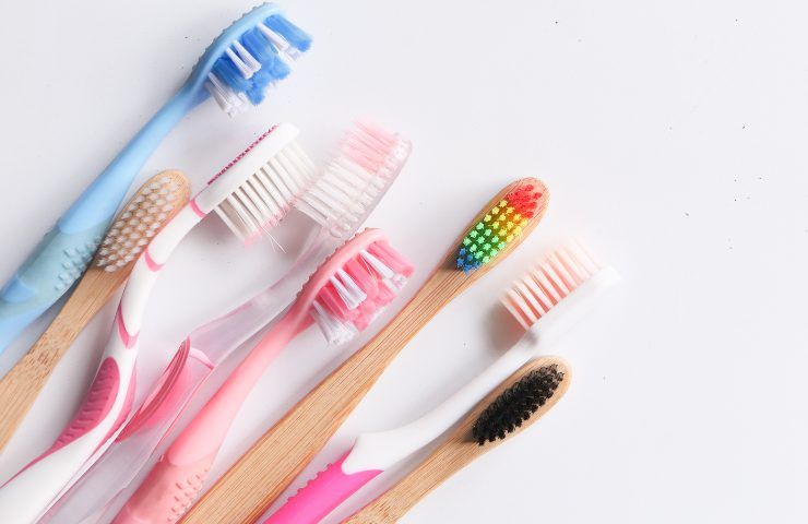 Diversi spazzolini da denti di vari colori