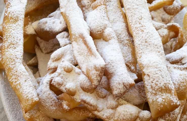 preparazione chiacchiere dolce