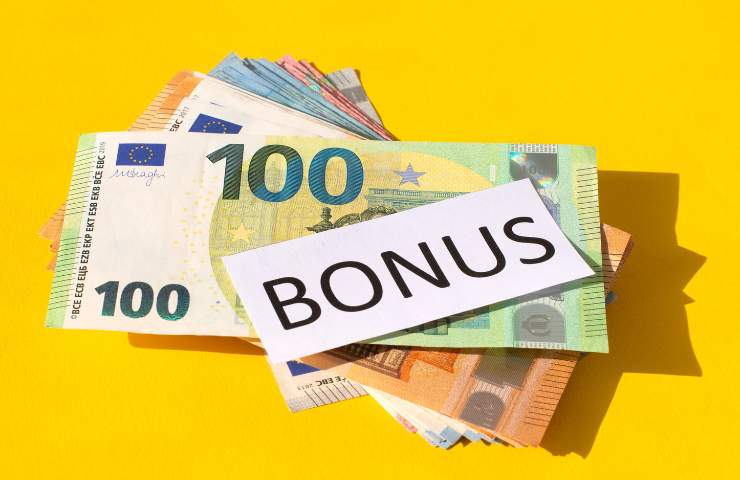 La scritta Bonus e delle banconote in euro (Foto Canva - Inran.it 01012023)