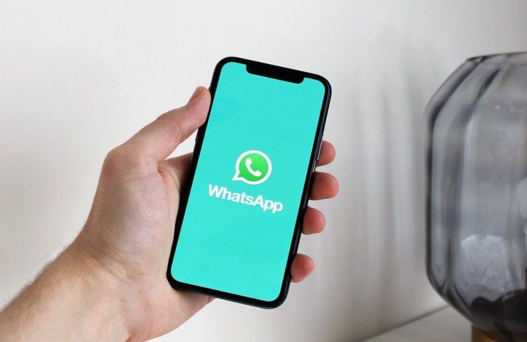 La scritta Whatsapp su uno smartphone