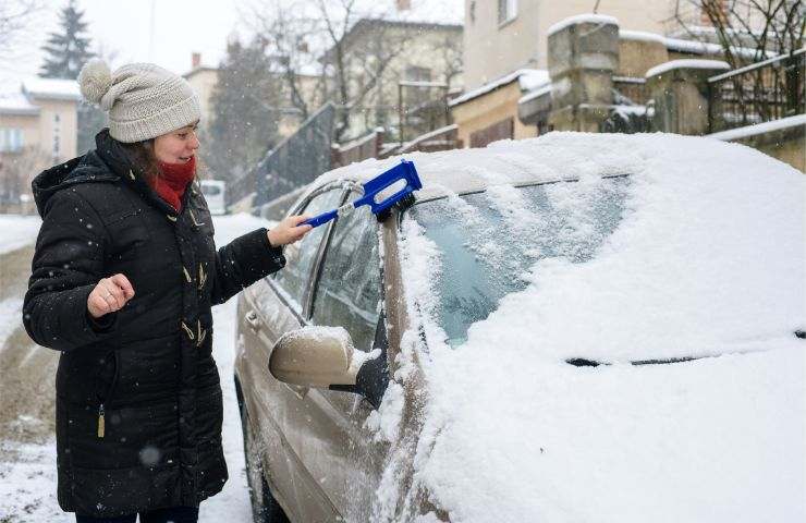 rimuovere neve auto