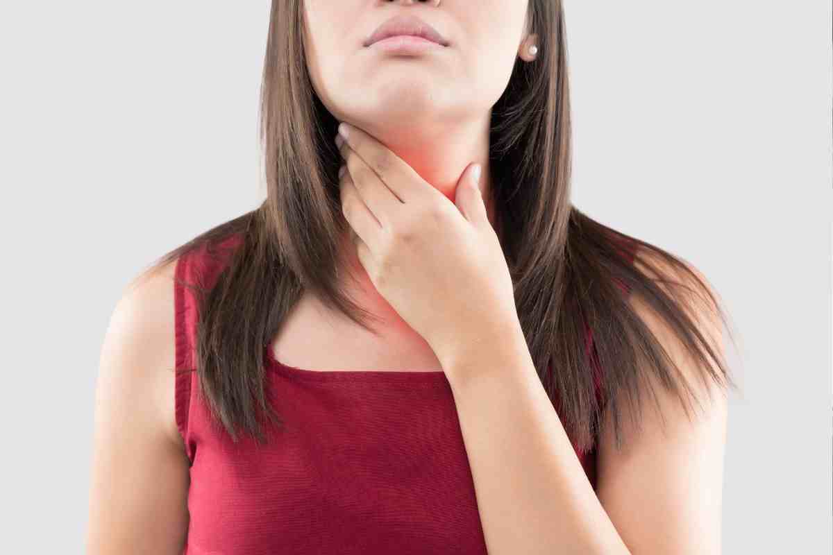 donna si tocca il collo