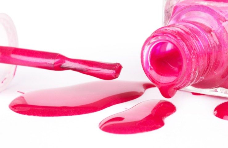 Smalto colorato ombretti scaduti trucco