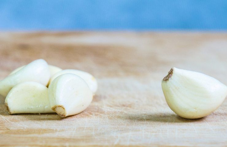 Spicchi di aglio senza pellicina