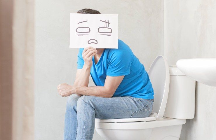 Uomo con stipsi acuta