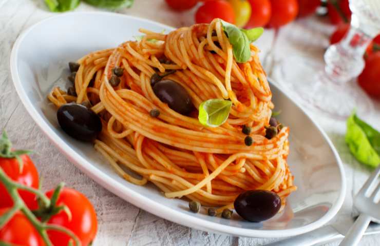 Un piatto di spaghetti olive e capperi