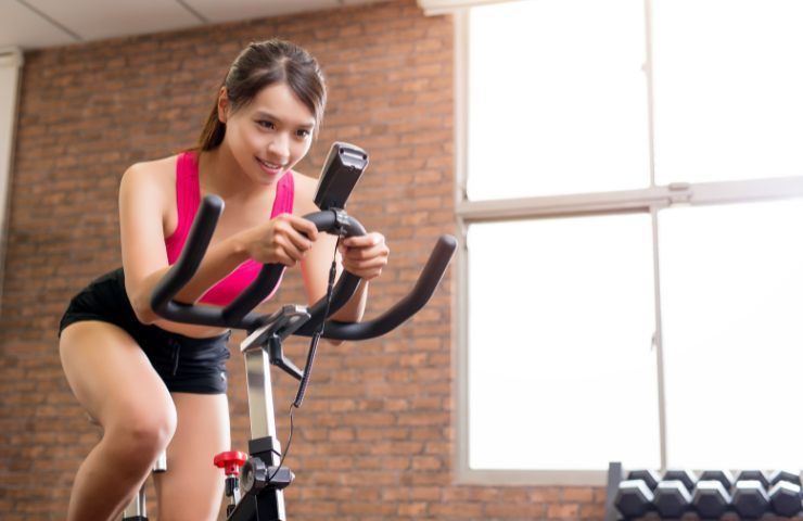 Un ragazza mentre va in cyclette