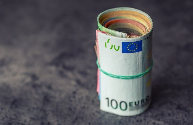 Un rotolo di banconote in euro