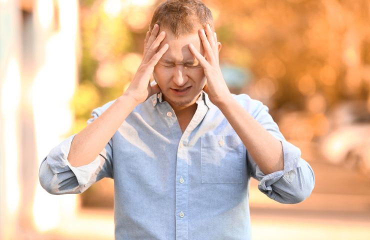 Un uomo preda di un attacco di ansia