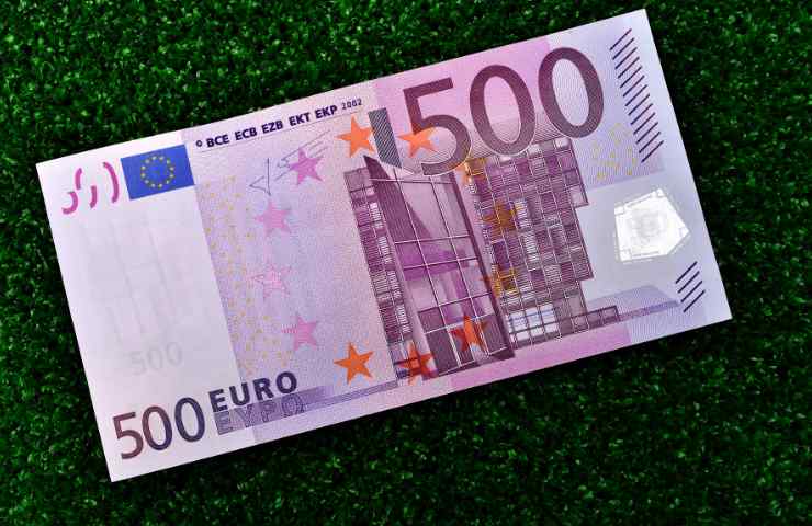 Una banconota da cinquecento euro