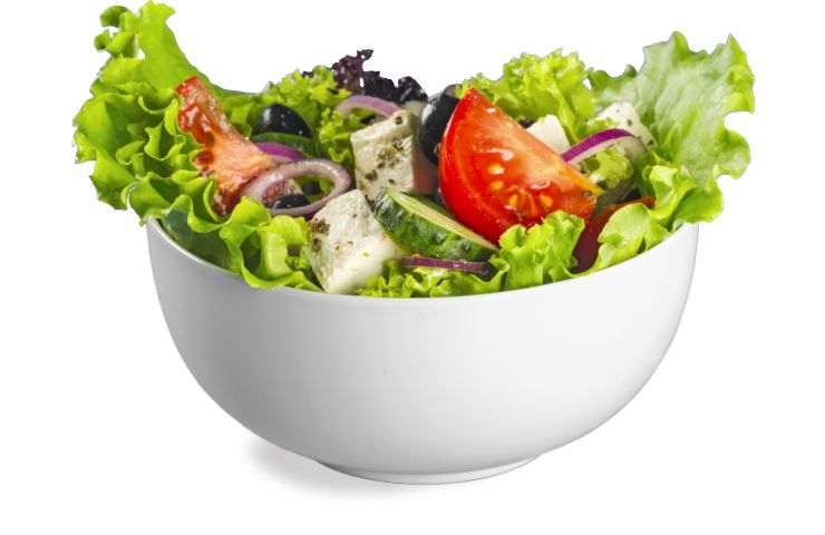 Una ciotola con insalata ed altri ingredienti