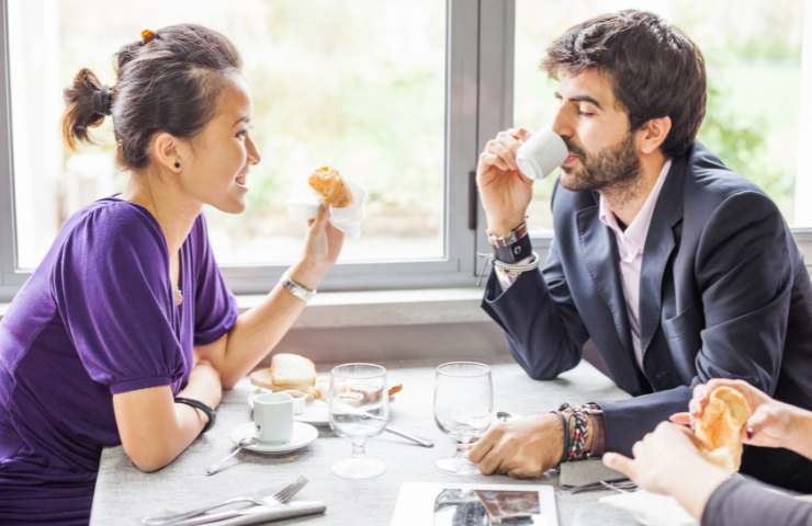 Una coppia felice mentre fa colazione