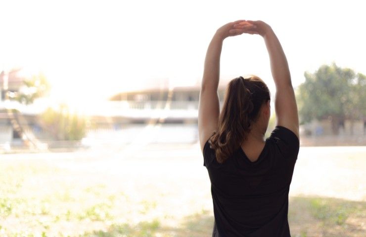 Una donna che fa stretching all'aperto