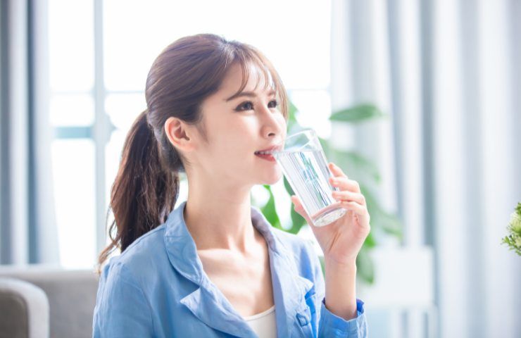 Una donna che ha bevuto dell'acqua da un bicchiere