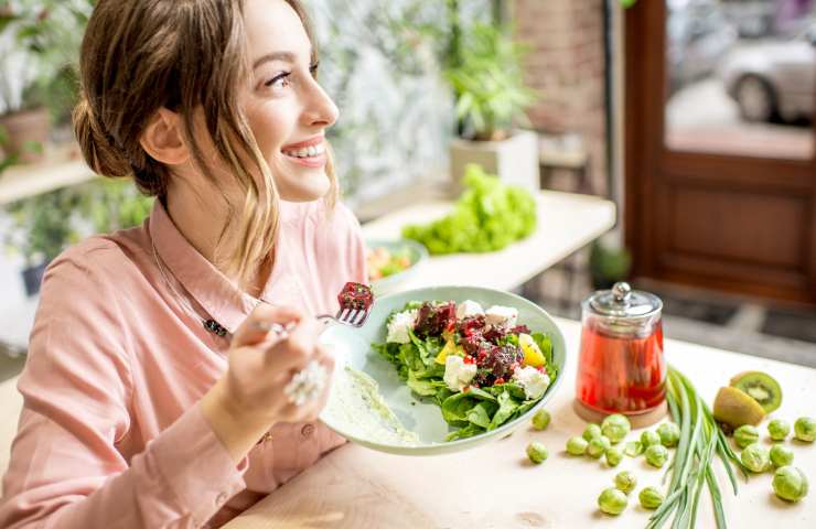 Una donna che mangia alimenti sani e naturali