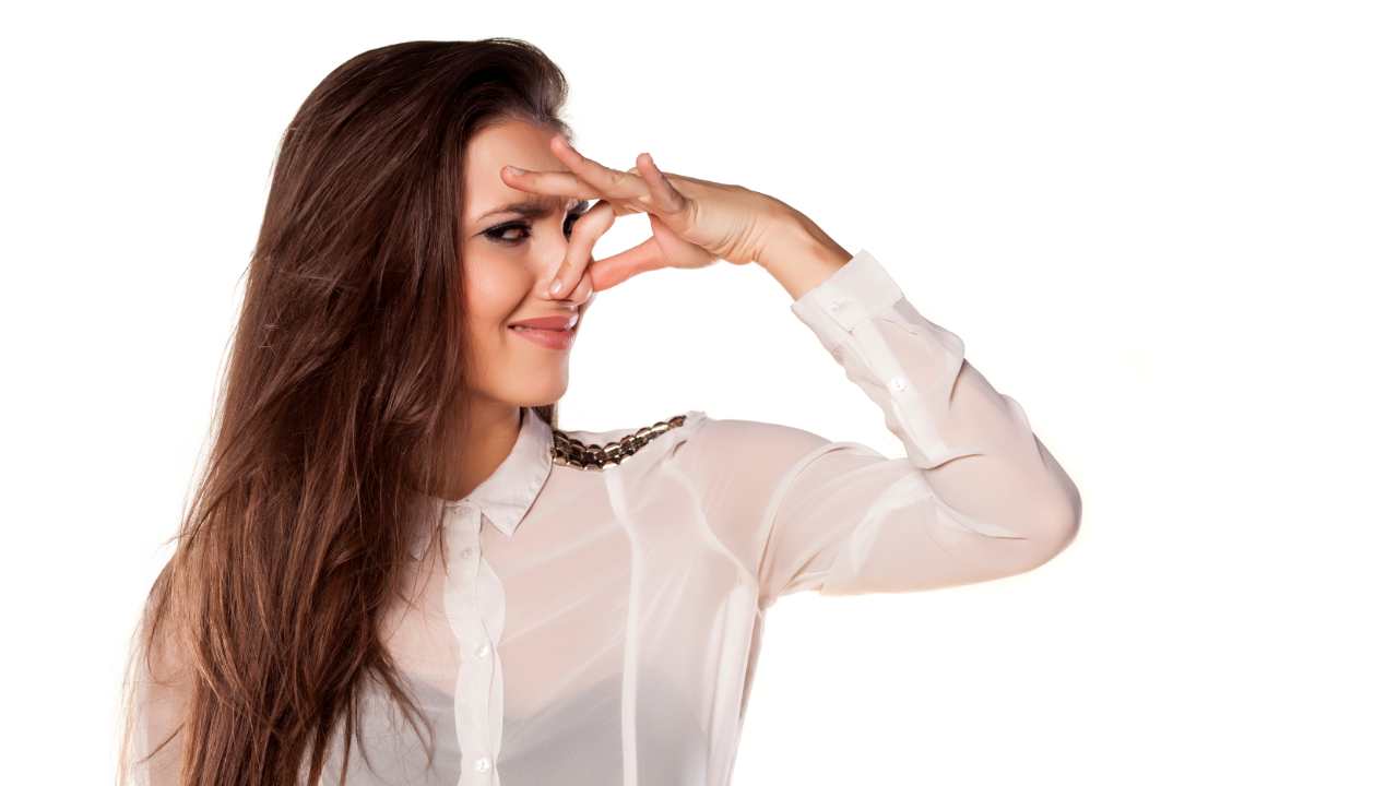 corpo che emana cattivo odore pelle puzza rimedi