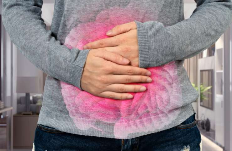 Una donna con del bruciore di stomaco in atto