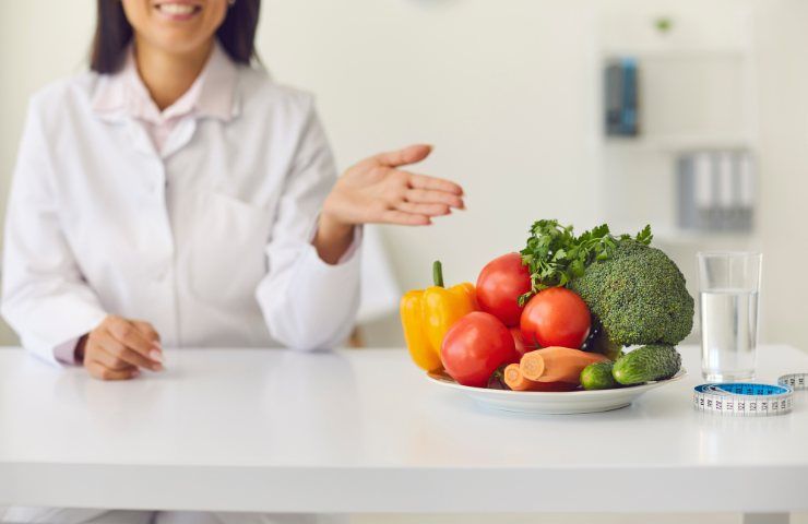 Una donna indica delle verdure fresche