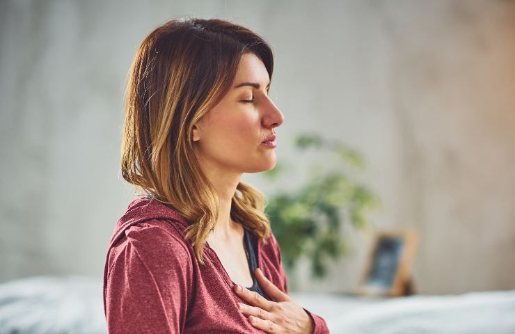 Una donna intenta a respirare come si deve