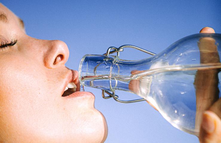 Una donna mentre beve dell'acqua
