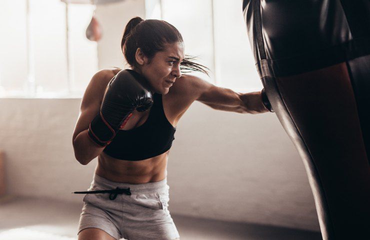 Una donna nel corso di un allenamento di kick boxing