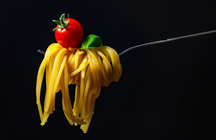 Una forchettata di spaghetti con basilico ed un pomodorino