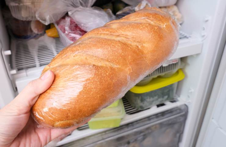 Una pagnotta di pane tolta dal congelatore