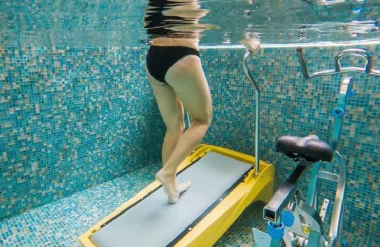 Una sessione di camminata nell'acqua con tapis roulant adattato