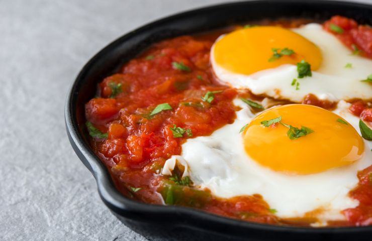 ricetta uova con pomodoro