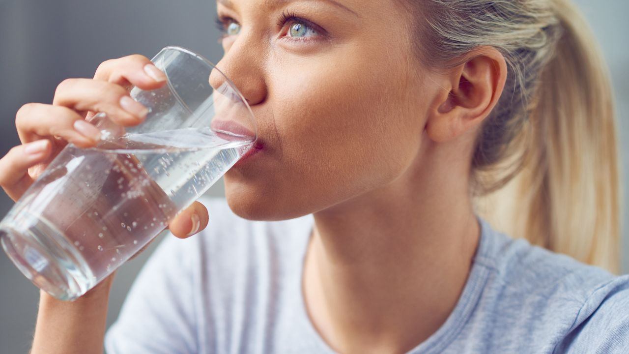 bere acqua prima di dormire