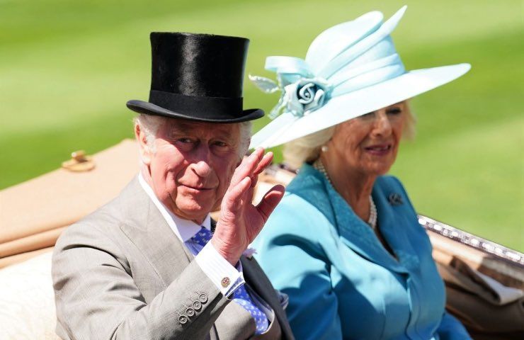 Carlo e Camilla, il trucco della regina